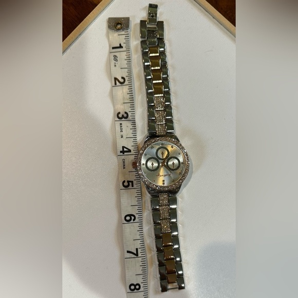 Kendall & Kylie Kardashian Crystal Watch (Dead Battery) - Picture 5 of 5